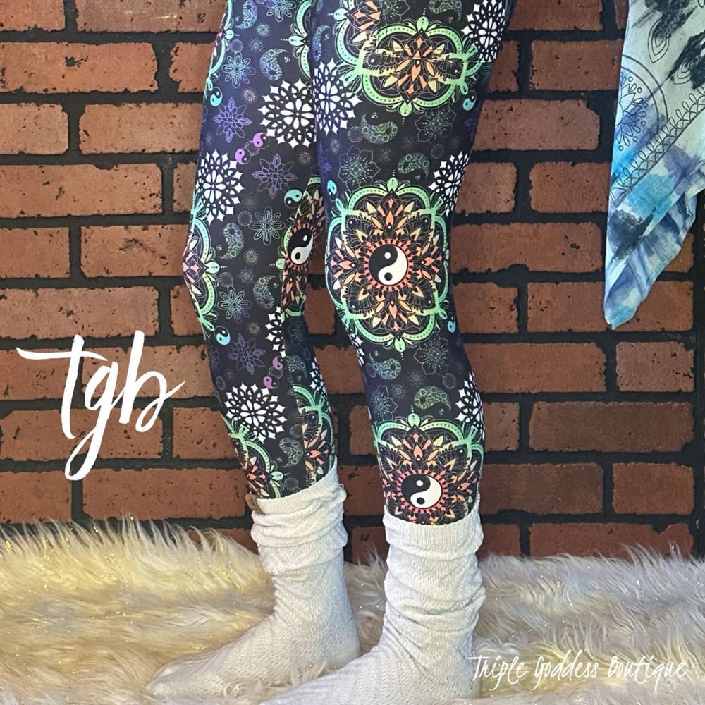 Women’s Yin Yang clothing. Women’s pocket leggings